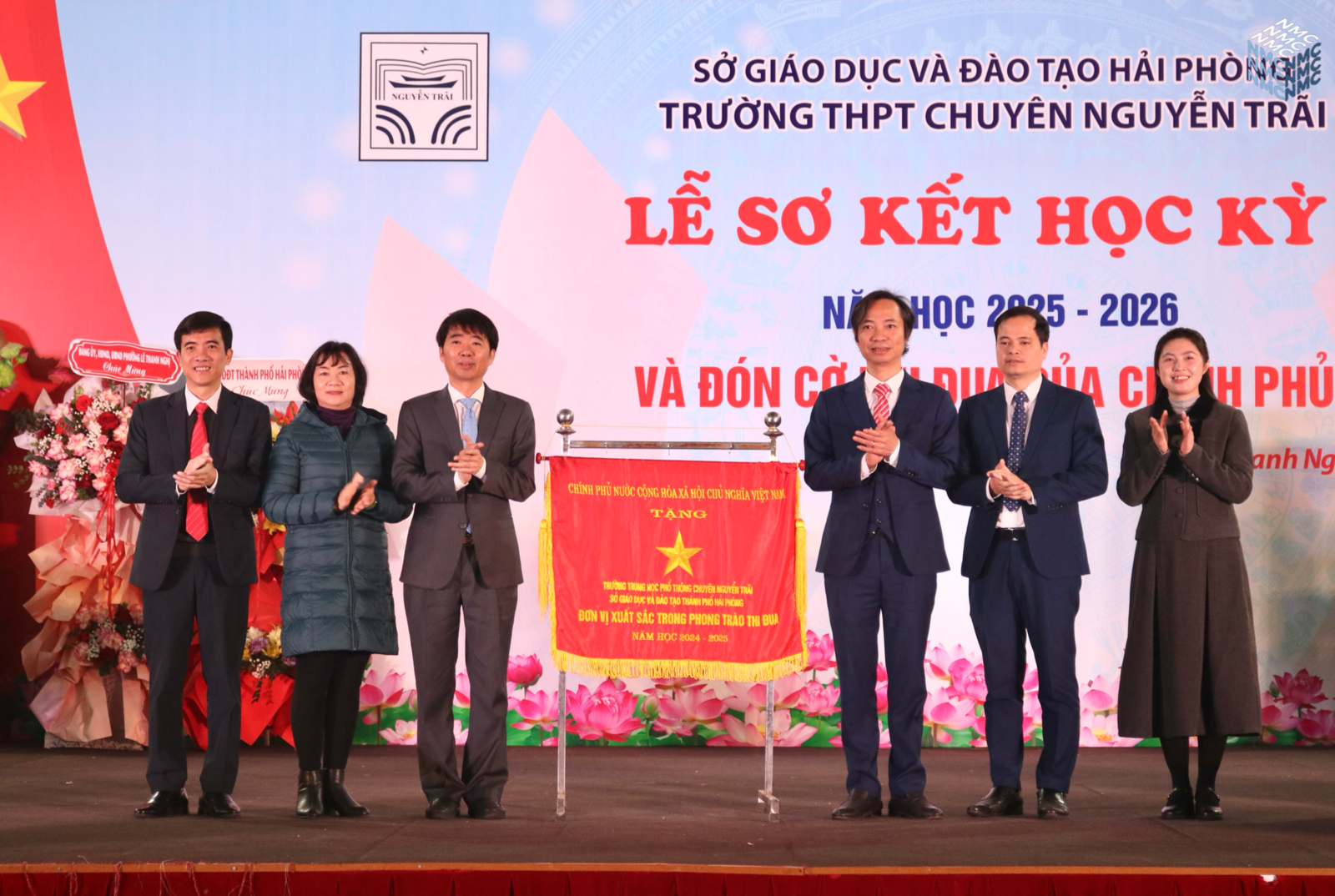 Lễ sơ kết học kì I năm học 2025 - 2026: Trường THPT Chuyên Nguyễn Trãi vinh dự đón nhận cờ thi đua của Thủ tướng Chính phủ.